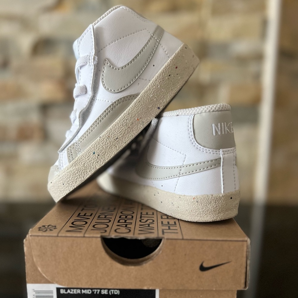 Nike Blazer Mid ‘77 SE (TD). White/Light Bone-Volt. Size 8C
